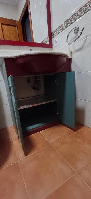 Mueble de baño verde y rojo