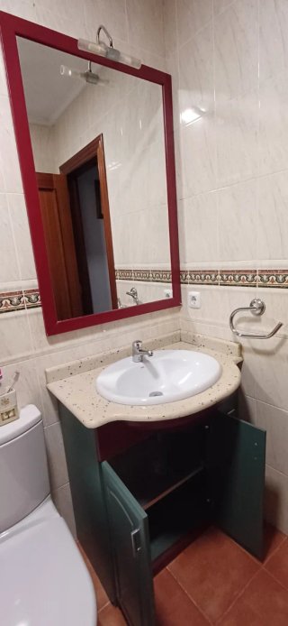 Mueble de baño verde y rojo