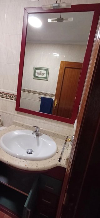 Mueble de baño verde y rojo