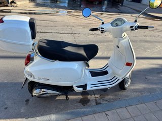 Vespa 125 Blanca