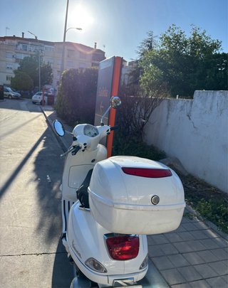 Vespa 125 Blanca