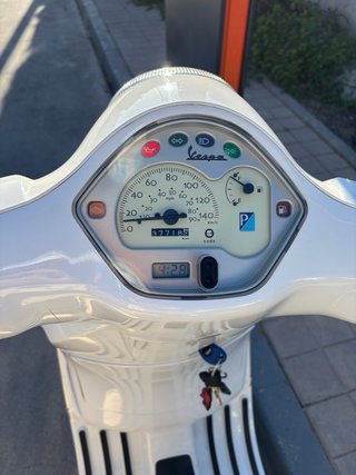 Vespa 125 Blanca