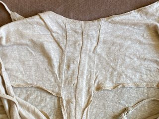 Top lino Esmara beige tirantes botones