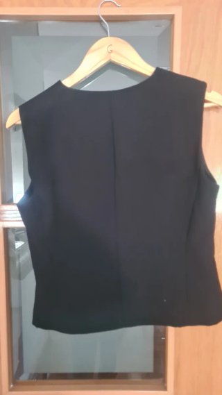 Chaleco Negro Zara Talla M aunque parece una S.