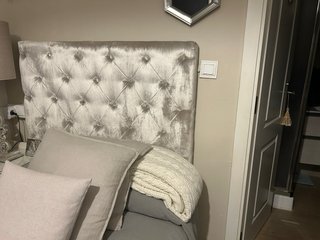 Cabecero de terciopelo beige y plateado