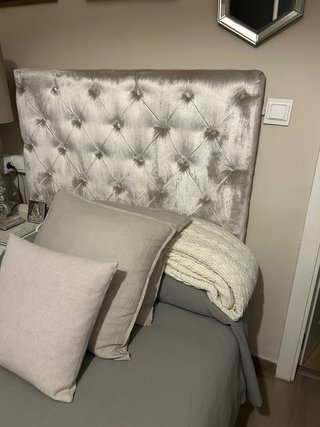 Cabecero de terciopelo beige y plateado