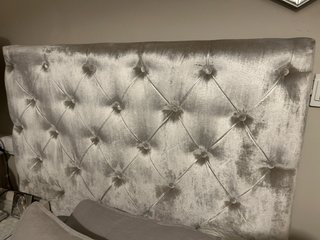 Cabecero de terciopelo beige y plateado