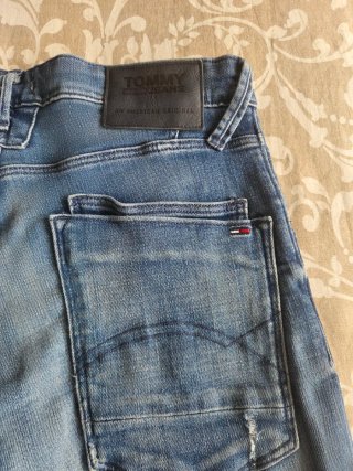 Pantalón vaquero Tommy Hilfiger desgastado