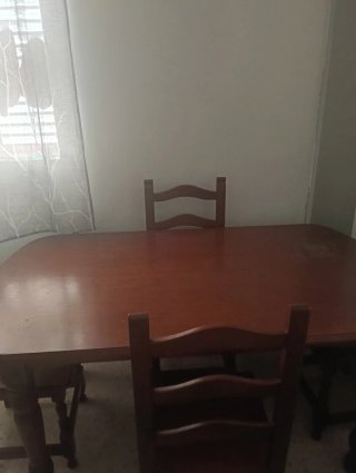 Mesa de comedor con mantel estampado