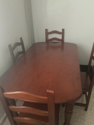 Mesa de comedor con mantel estampado