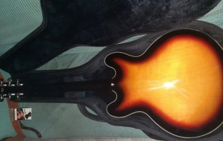 Guitarra Eléctrica Sunburst.