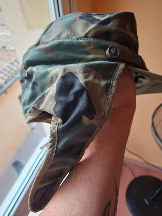 Gorra camuflaje con escudo