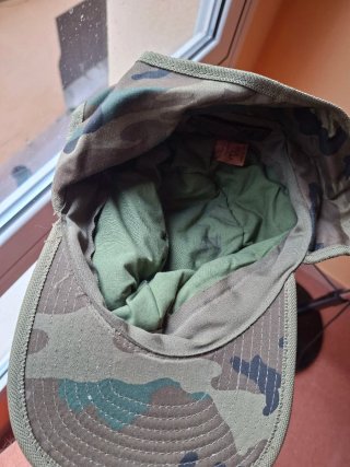 Gorra camuflaje con escudo