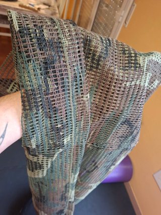 Gorra camuflaje con escudo