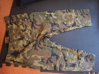Gorra camuflaje con escudo