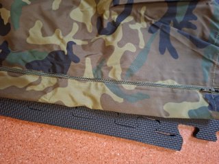Gorra camuflaje con escudo