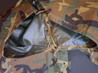 Gorra camuflaje con escudo