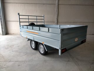Remolque de carga con laterales abatibles