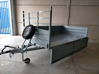Remolque de carga con laterales abatibles