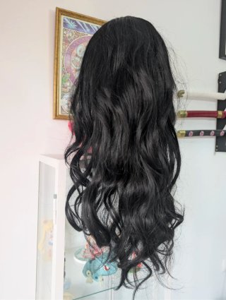 Peluca negra con ondas y flequillo