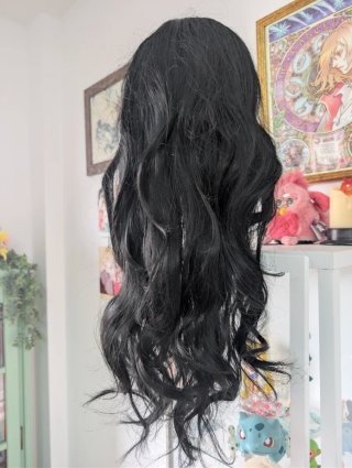 Peluca negra con ondas y flequillo