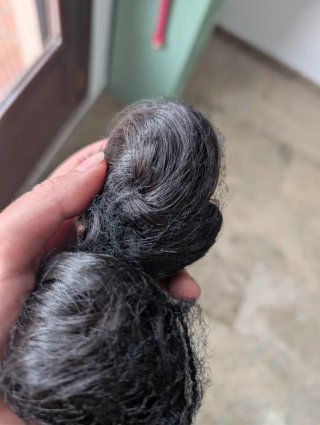 Peluca negra con ondas y flequillo