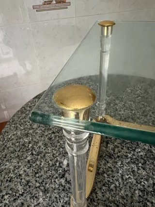 Mesa auxiliar de cristal grueso y metal dorado