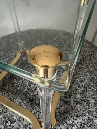 Mesa auxiliar de cristal grueso y metal dorado
