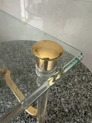 Mesa auxiliar de cristal grueso y metal dorado