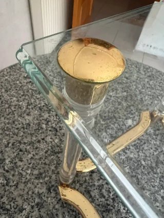 Mesa auxiliar de cristal grueso y metal dorado