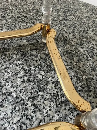 Mesa auxiliar de cristal grueso y metal dorado