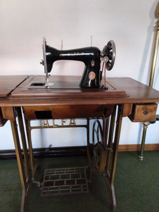 Máquina de coser Alfa antigua