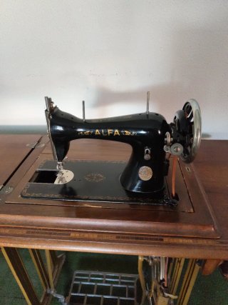 Máquina de coser Alfa antigua