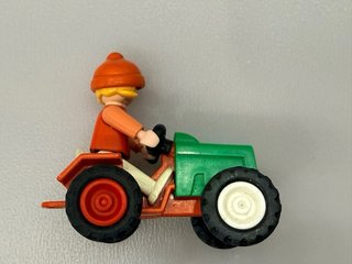Playmobil Niña en Tractor Verde