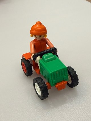 Playmobil Niña en Tractor Verde