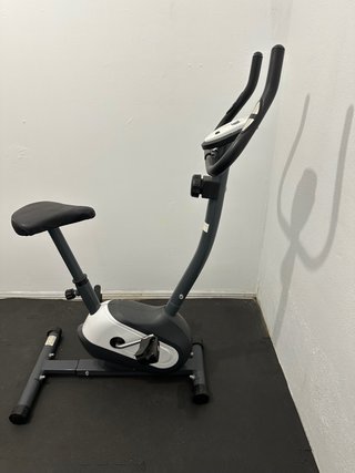 Bicicleta Estática Gris y Blanca