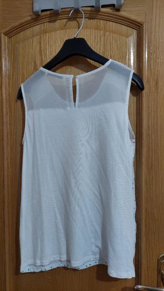 Blusa blanca con lunares verdes talla M