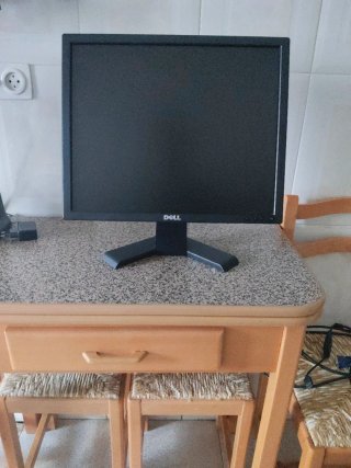 Monitor DELL Negro mas cable de alimentación y VGA