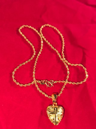 Collar dorado con colgante