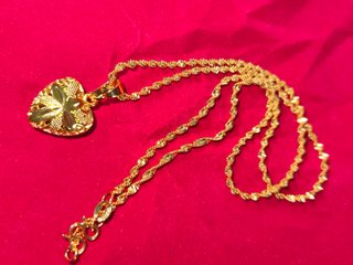 Collar dorado con colgante