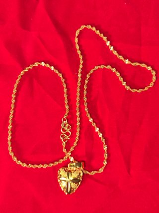 Collar dorado con colgante