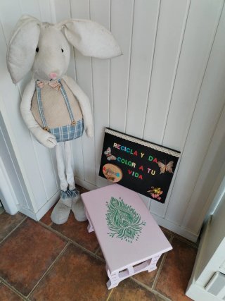 Mesa auxiliar pequeña decorada