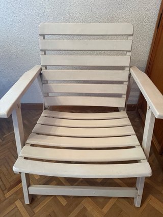 Silla plegable de madera blanca