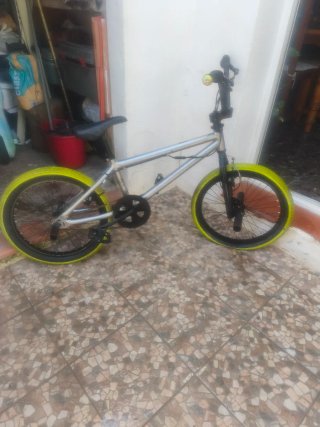 Bicicleta BMX Decathlon plateada