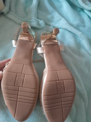 Zapatos de tacón dorados con purpurina