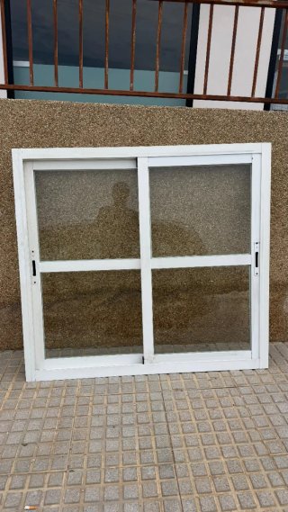 Ventana corredera de aluminio blanca
