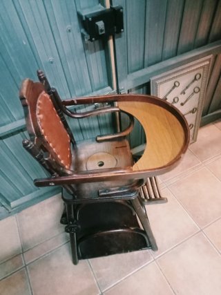 Trona bebé madera y piel antigua