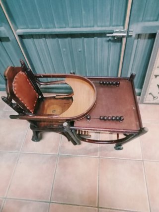 Trona bebé madera y piel antigua