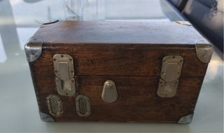 Teléfono antiguo de madera y negro