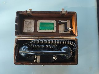 Teléfono antiguo de madera y negro